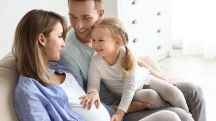 Trudnica sa mužem i starijim detetom