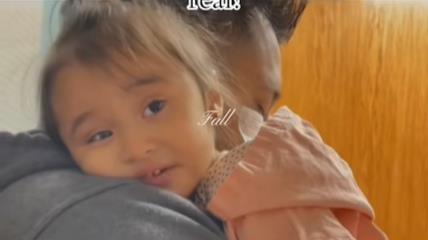 Devojčica u očevom naručju