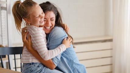 Mama i ćerka u zagrljaju