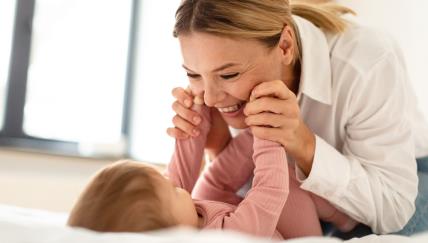 Mama se igra sa bebom