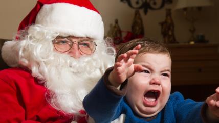 Dete plače kod Deda Mraza u krilu