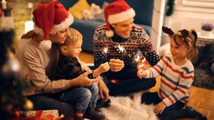 Roditelji i deca pale prskalice za Novu godinu