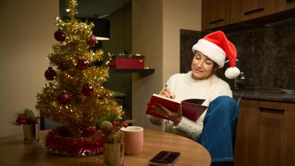 Žena zapisuje novogodišnje odluke