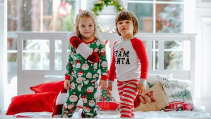 Deca u novogodišnjim pidžamama