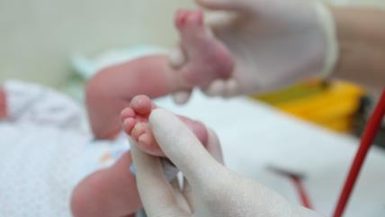 Doktor proverava bebina stopala
