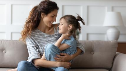 Mama razgovara sa ćerkom