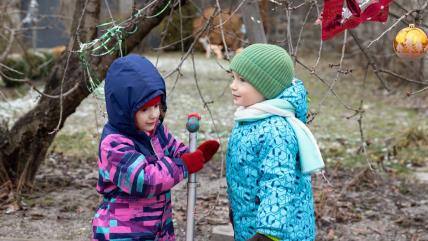 Deca se igrau napolju zimi