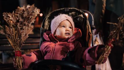 Devojčica sa badnjakom u rukama