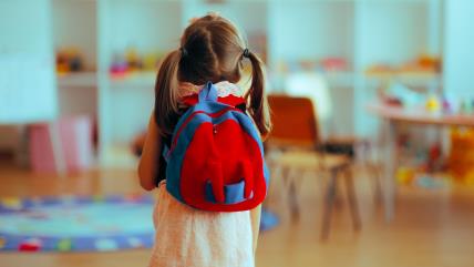 Devojčica u vrtiću sa rancem na leđima