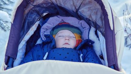 Beba spava napolju u kolicima po zimi