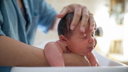 Mama kupa novorođenče