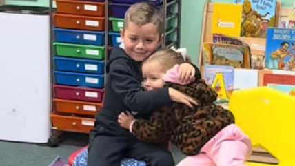 Brat i sestra se grle u vrtiću