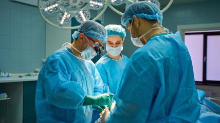 Hirurzi tokom operacije