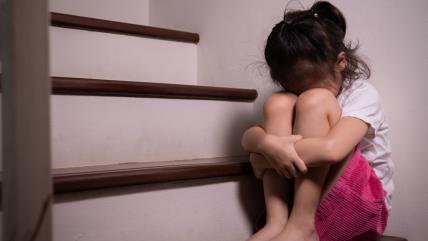 Devojčica plače na stepenicama