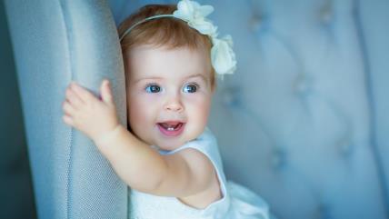 Devojčica sa trakom na kosi