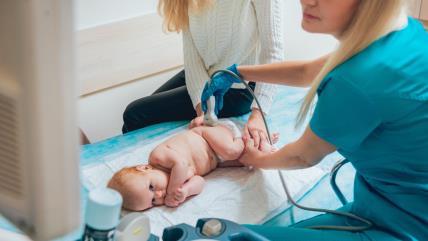 Beba na pregledu kukova