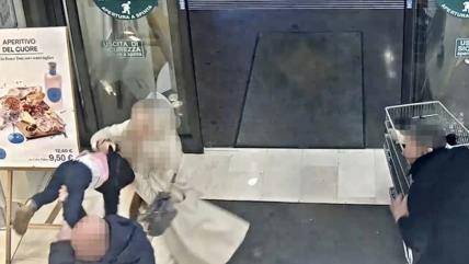 Čovek otima dete majci iz ruku