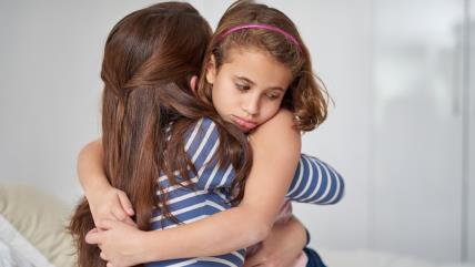 Majka i ćerka u zagrljaju