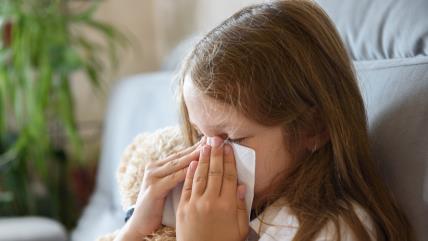 Devojčica briše nos