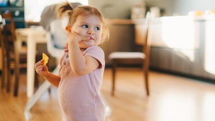 Devojčica jede grickalice