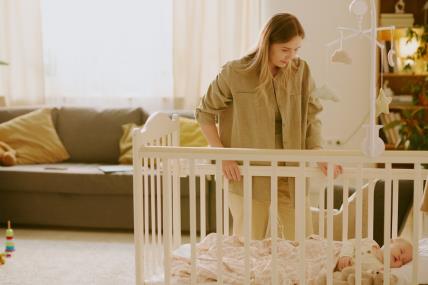 Mama pored bebinog kreveca