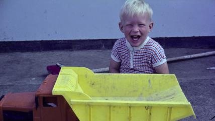 Dečak se igra kamionom