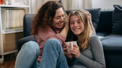 Mama sa ćerkom na podu