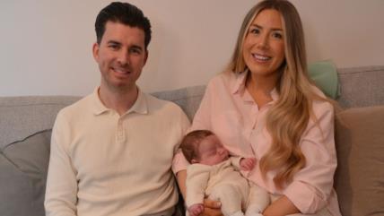 Mama Grejs sa bebom i suprugom