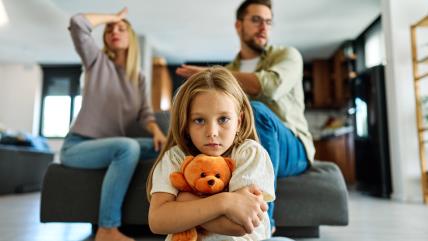 Dete sa roditeljima koji se svađaju