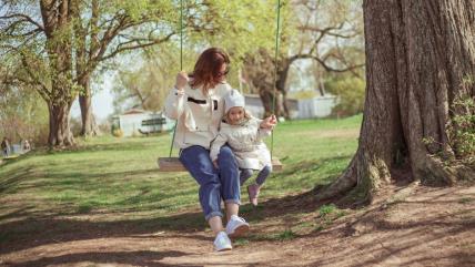 Mama sa ćerkom na ljuljašci