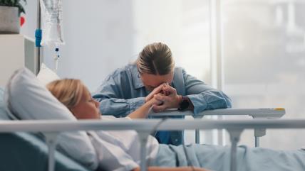 Mama pored ćerke u bolničkom krevetu