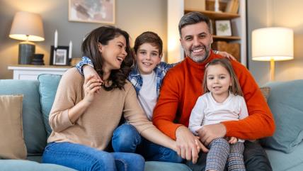 Srećna porodica kod kuće