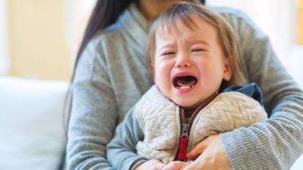 Mama drži uplakano dete