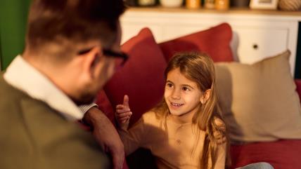 Tata razgovara sa ćerkom