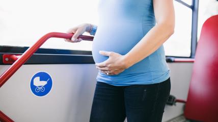 Trudnica stoji u javnom prevozu