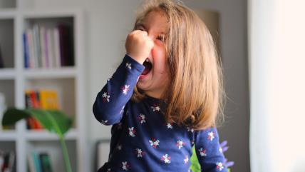 Devojčica viče u napadu besa