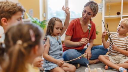 Deca u vrtiću sa vaspitačicom