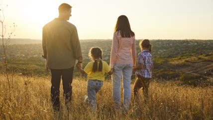 Roditelji sa decom u prirodi