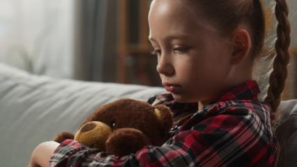 Tužna devojčica sa plišanim medom