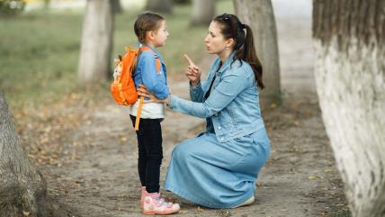 Mama grdi ćerku