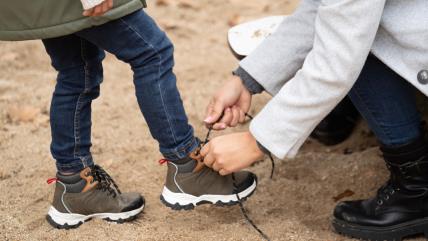 Mama vezuje detetu pertlu