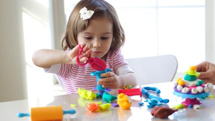 Devojčica se igra plastelinom