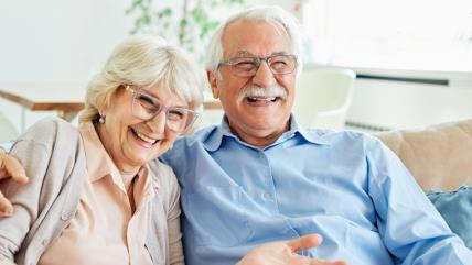 Baka i deka sede na krevetu zagrljeni