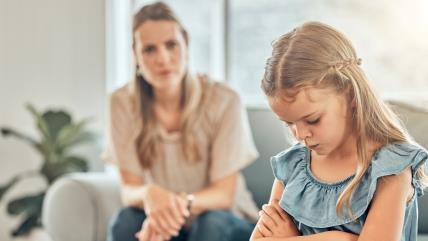 Devojčica se ljuti na mamu