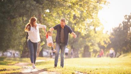 Mama i tata nose dete između sebe