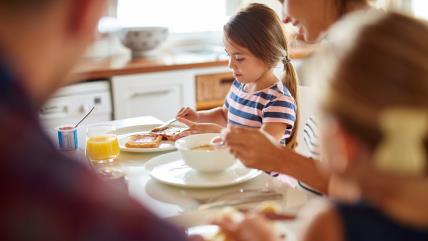 Porodica jede za stolom
