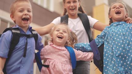 Nasmejana i srećna deca sa rančevima