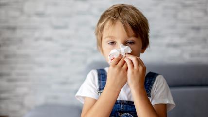 Detetu curi krv iz nosa