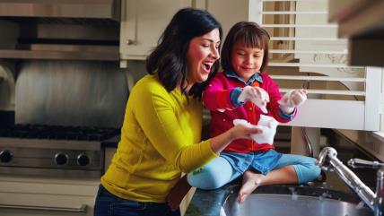 Mama i ćerka se zabavljaju sa sapunicom