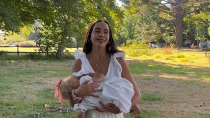 Majka doji ćerku od četiri godine.jpg